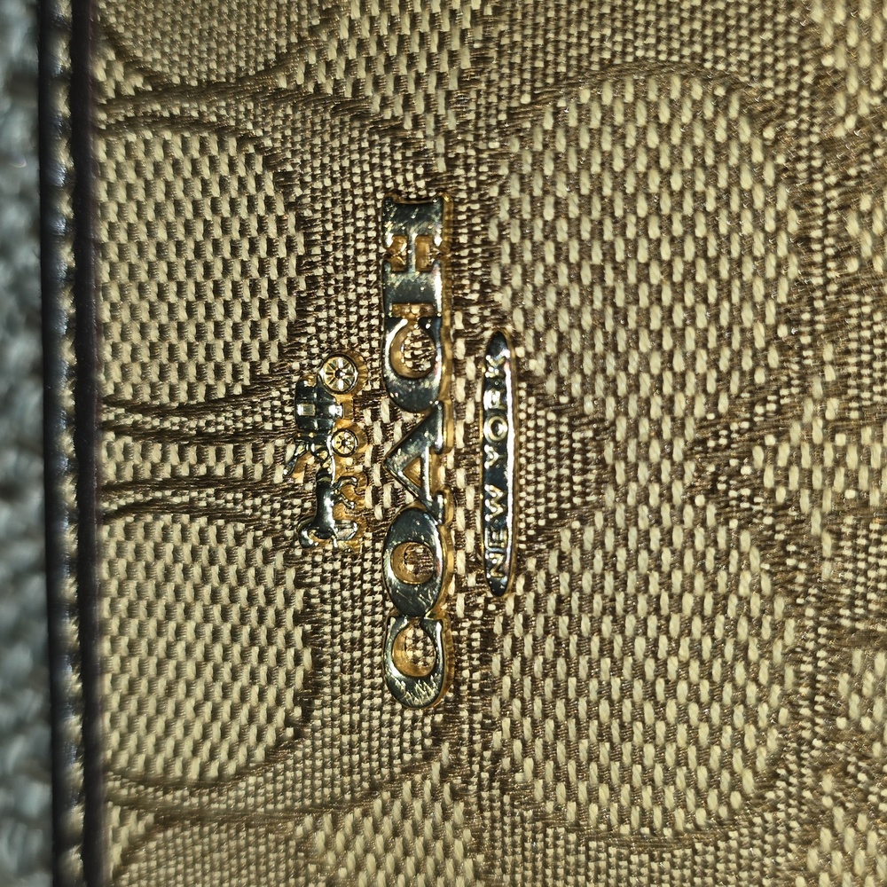 NWT Coach Outline Signature Corner Zip Wristlet - Picture 3 of 16